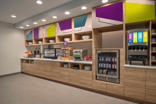 a restaurant with a pharmacyacistacistasteryasteryasteryasteryasteryasteryasteryasteryastery at Home2 Suites By Hilton Sanford Orlando North in Sanford