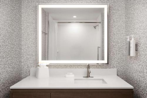 Ένα μπάνιο στο Home2 Suites By Hilton Winter Haven