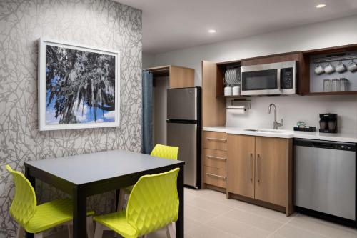 Η κουζίνα ή μικρή κουζίνα στο Home2 Suites By Hilton Winter Haven