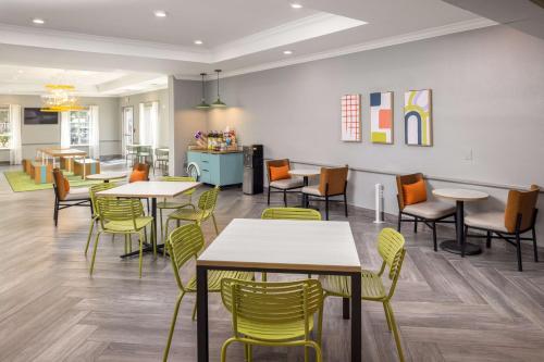 Un restaurante con mesas y sillas en una sala. en Spark by Hilton Houston West Clay Road, en Houston