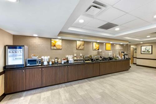 Un vestíbulo de un hotel con un mostrador de comida. en Comfort Inn & Suites Arlington Heights - Schaumburg, en Arlington Heights