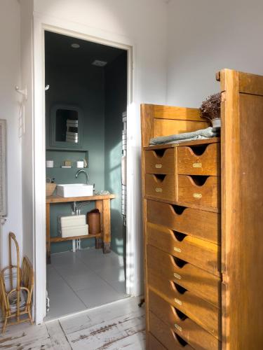 - une chambre avec une commode et un bureau avec un évier dans l'établissement charmante maison de pêcheur, à Trouville-sur-Mer