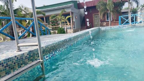 TajpurThe Promise Hotel and Resort的房子前面的游泳池