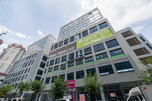 a building with a sign on the side of it at The hound hotel bandalseom2 in Ansan