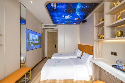a bedroom with a large bed and a blue ceiling at Dequan Luxury HotelGuomao BranchThe subway is right outside the door Coffee, fruits, snacks, a gym and a laundry room are provided for free in the lobby in Beijing