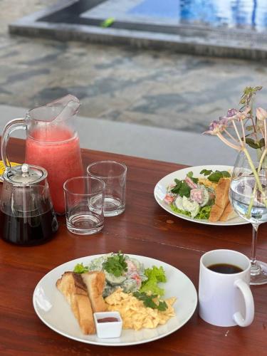 een tafel met twee borden eten en een drankje bij Mates Villa in Weligama