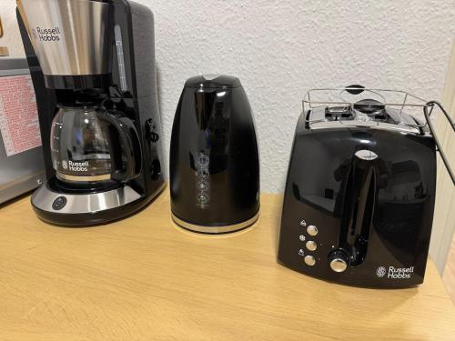 two toaster and a blender on a table at Gemütliche Wohnung direkt am Bahnhof perfekte Lage in Bitterfeld