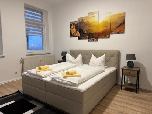 a bedroom with a bed with two yellow pillows on it at Gemütliche Wohnung direkt am Bahnhof perfekte Lage in Bitterfeld