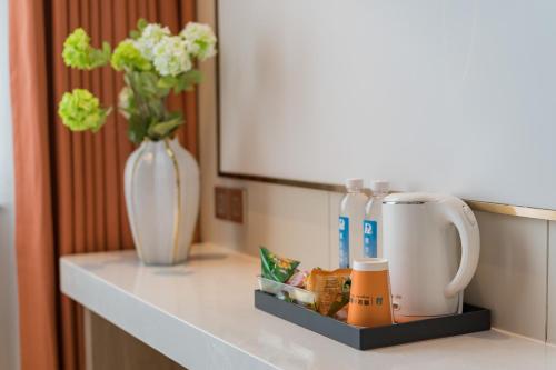 Tetera y cafetera en Dequan Luxury Hotel Bird's Nest BranchCoffee, fruits, snacks, a gym and a laundry room are provided for free in the lobby
