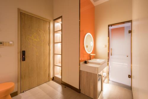 Un baño de Dequan Luxury Hotel Bird's Nest BranchCoffee, fruits, snacks, a gym and a laundry room are provided for free in the lobby