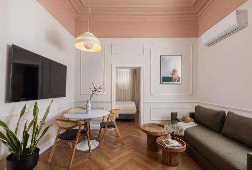 a living room with a couch and a table at Villa Albi - Machne Yehuda Hotel in Jerusalem