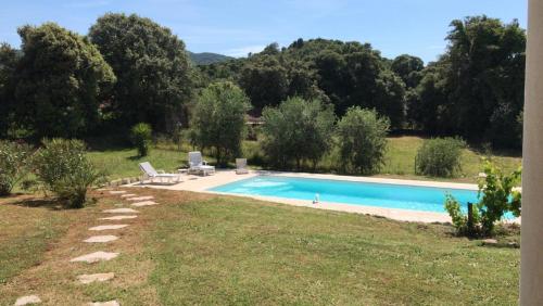 - une piscine dans une cour avec 2 chaises longues dans l'établissement Mare e Machja - Mer et montagne à proximité, à Eccica-Suarella