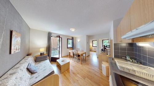 Il comprend un grand salon avec un canapé et une cuisine. dans l'établissement Apartamento Jardins de Ramel, à Luchon