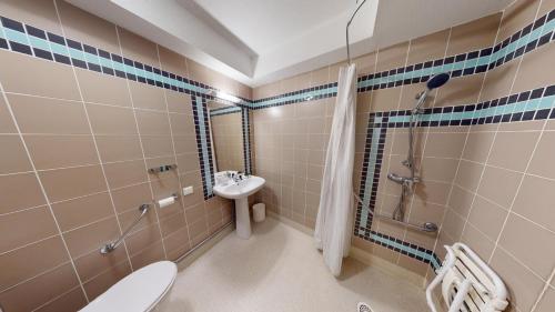 une salle de bain avec une douche, des toilettes et un lavabo dans l'établissement Apartamento Jardins de Ramel, à Luchon