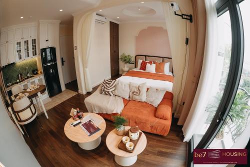 Una cama o camas en una habitación de High Ser-Apt -Warmly & Spacious- Peaceful- Bathtub- Greenview- Nearly bus stop- 30mins by car to HanoiOldQuater - Vinhomes OceanPark