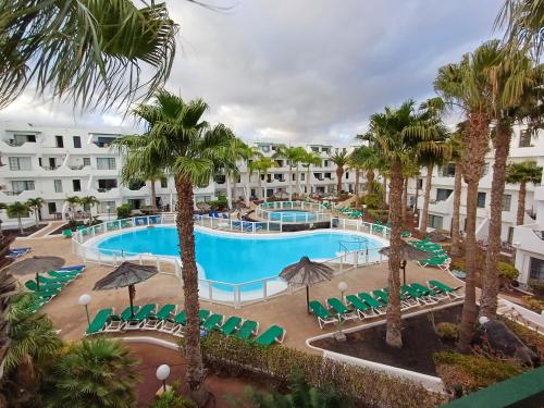 TOP FLOOR OCEAN VIEWS Lanzamar - Renovated Gem with a Sunny, Private Terrace & Elevator & Pool - Puerto del Carmen