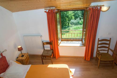 une chambre avec un lit et une grande fenêtre dans l'établissement Gîte Gîte Le Baptistou - 7/9 personnes, à Fraissinet-de-Fourques