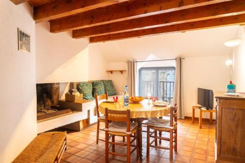 une cuisine et une salle à manger avec une table et des chaises dans l'établissement Gîte Gîte Brager 2/4 personnes à Ispagnac, à Ispagnac