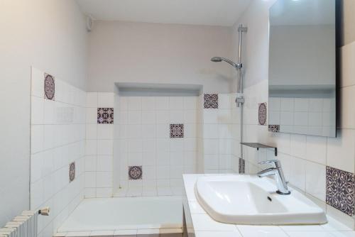 une salle de bain blanche avec un lavabo et une douche dans l'établissement Gîte Gîte Brager 2/4 personnes à Ispagnac, à Ispagnac