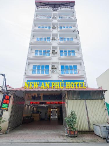a building with a new an phil hotel at New An Phú Hotel in Dong Anh