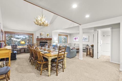 una sala da pranzo e un soggiorno con tavolo e sedie di SNOW FLOWER 041 condo a Park City