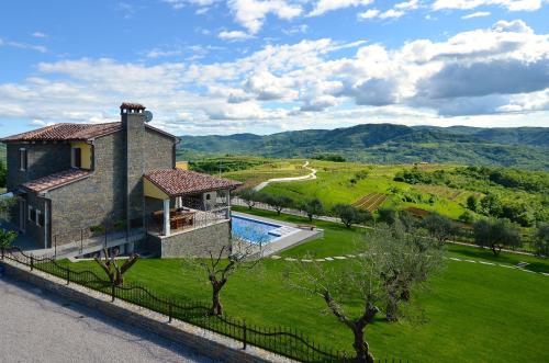 Bazén v ubytování Luxury Villa Maslina with private pool & jacuzzi nebo v jeho okolí