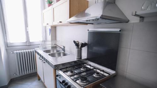 kuchnia ze zlewem i kuchenką górny piekarnik w obiekcie Italianway-Corso Sempione 96 w Mediolanie