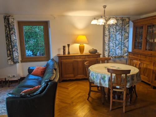 un salon avec un canapé et une table dans l'établissement Maison de charme au bord du lac Léman, à Anthy