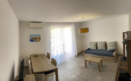 un salon avec un canapé et une table dans l'établissement Villa résidence avec piscine chauffée Bonifacio, à Bonifacio