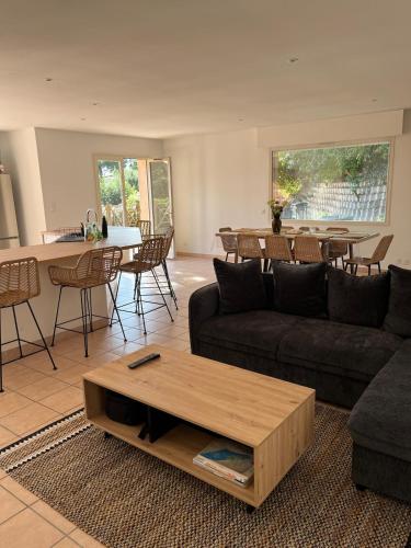 un salon avec un canapé et une table dans l'établissement Casa Patoche sur les hauteurs de Saint-Péray, à Saint-Péray