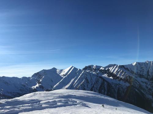 a view of a snow covered mountain range at Delizioso appartmento tra le Alpi in Prali Villa