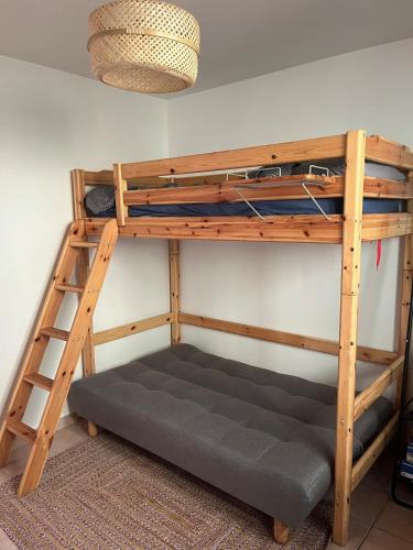 Ce lit superposé se trouve dans un dortoir avec une échelle. dans l'établissement Casa Patoche sur les hauteurs de Saint-Péray, à Saint-Péray
