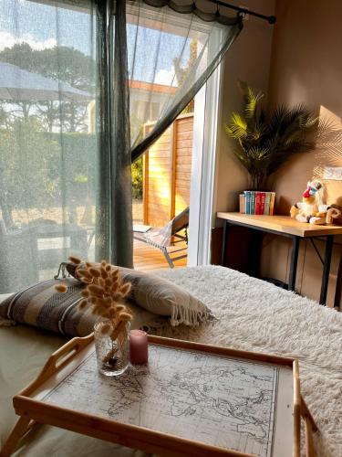 Cette chambre comprend un lit avec un dessin sur une table. dans l'établissement Sun Oasis Suite Parentale, à Bretignolles-sur-Mer