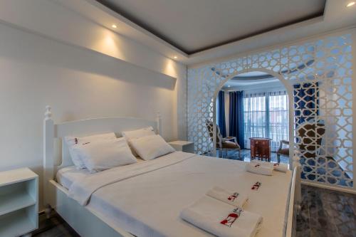 Ένα ή περισσότερα κρεβάτια σε δωμάτιο στο Red Premıum Avangarde Şık Mimari