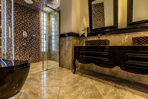 Ένα μπάνιο στο Red Premıum Avangarde Şık Mimari