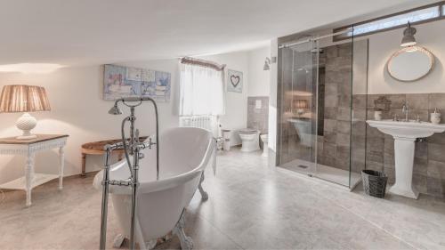 a bathroom with a tub and a shower and a sink at VILLA RUDY 8, Emma Villas in Padresergio