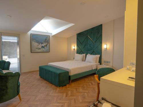 Llit o llits en una habitació de Gurtas Hotel