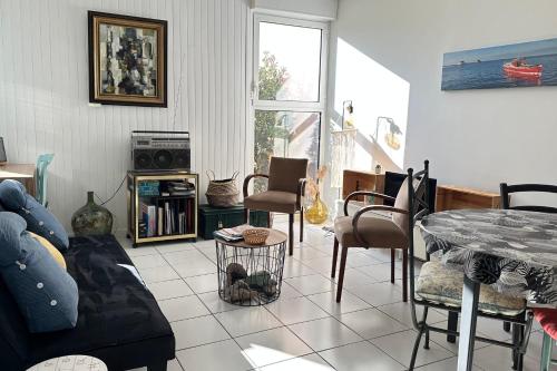 un salon avec un canapé et une table dans l'établissement Charming T3 with balcony in Arcachon, à Arcachon