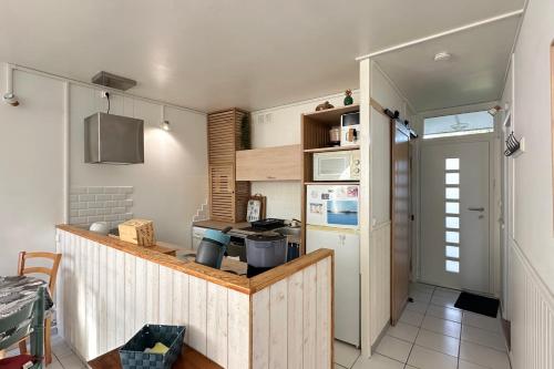 une petite cuisine avec un comptoir et un réfrigérateur dans l'établissement Charming T3 with balcony in Arcachon, à Arcachon