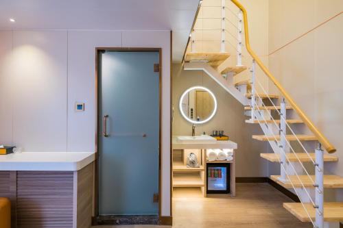 北京De quan Hotel Free breakfast and lunch are provided Coffee beverages andsnacks are available in the lobby Free access to the gym and laundry room Located in the city center, near Shifoying的一间带楼梯和盥洗盆的浴室