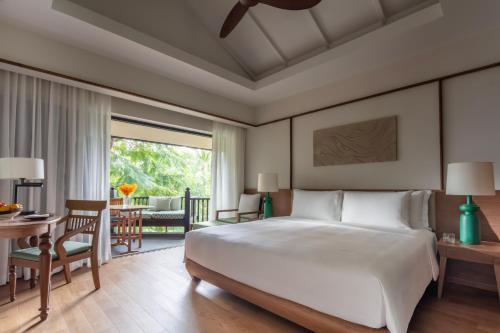 Postel nebo postele na pokoji v ubytování Anantara Bophut Koh Samui Resort