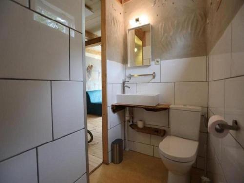 Ένα μπάνιο στο Charming Chalet in Sint Maartenszee