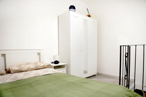 una camera da letto con un letto e un armadio bianco di Mama's home a Napoli