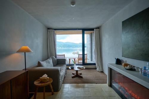 a living room with a couch and a fireplace at Dali Shuanglang Anqi'erhai Resort Hotel in Dali Shuanglang