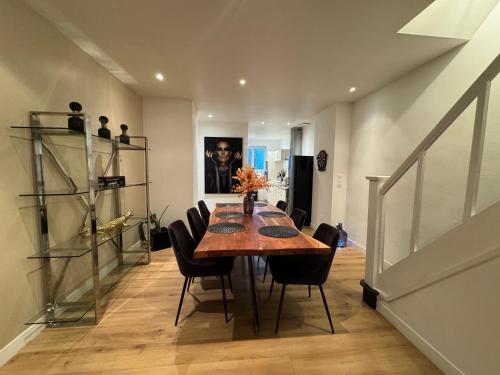 une salle à manger avec une table et des chaises en bois dans l'établissement Le casino royal à proximité du port, à Boulogne-sur-Mer