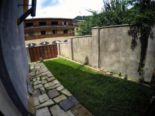 Guest House "Korte Mestia"にある庭