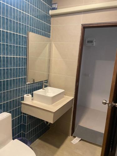 a bathroom with a sink and a mirror and a toilet at Apartement 28 Stay High in Thongsala