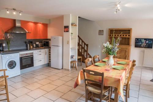 Dapur atau dapur kecil di Gîte Le gîte Gévaudan, 6/7 personnes au Bacon