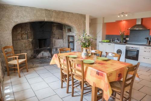 Dapur atau dapur kecil di Gîte Le gîte Gévaudan, 6/7 personnes au Bacon