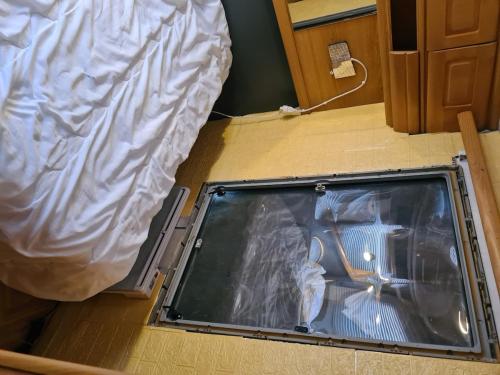 - une fenêtre dans une boîte dans l'établissement Grande caravane confortable 2 places Eysines, à Eysines